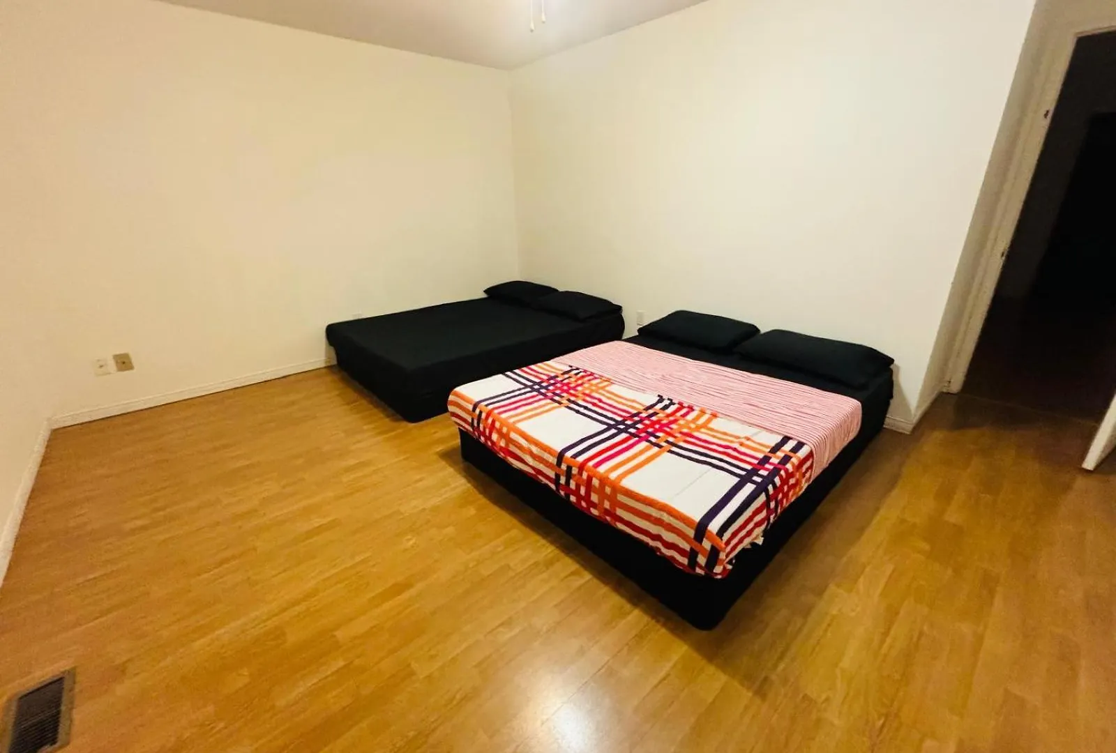 Homestay M-1 Walking Distance To Square One Mall With Attached Washroom- For 6 People Mississauga