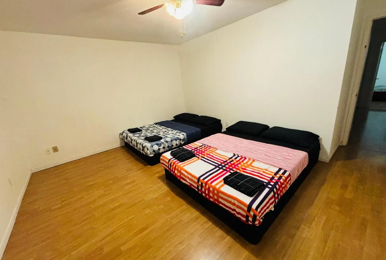 M-1 Walking Distance To Square One Mall With Attached Washroom- For 6 People Mississauga Canada