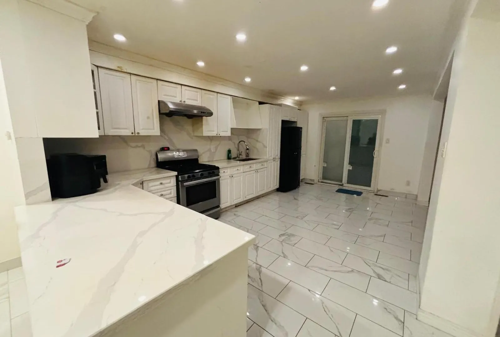 M-1 Walking Distance To Square One Mall With Attached Washroom- For 6 People Mississauga
