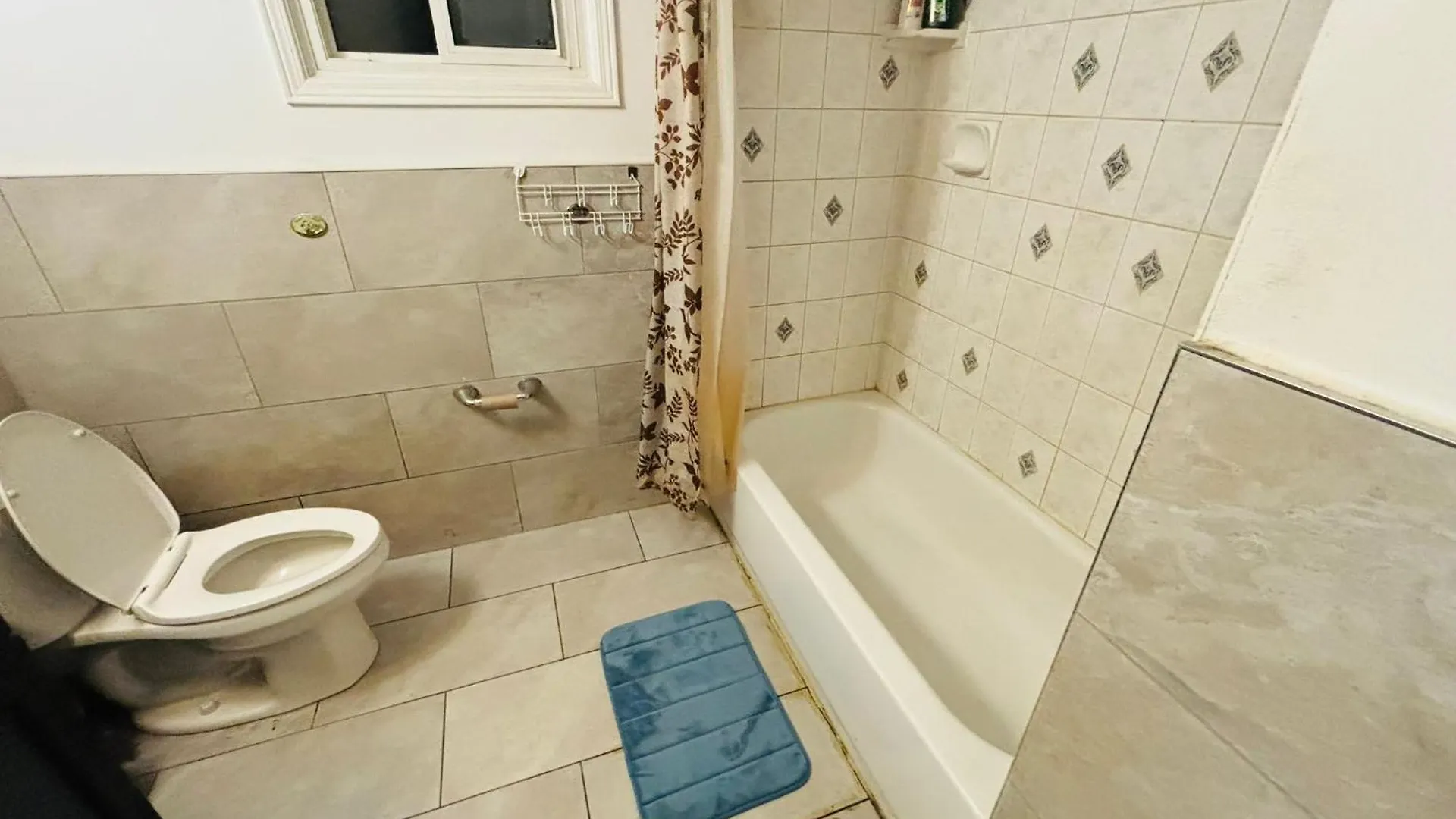 M-1 Walking Distance To Square One Mall With Attached Washroom- For 6 People Mississauga Homestay