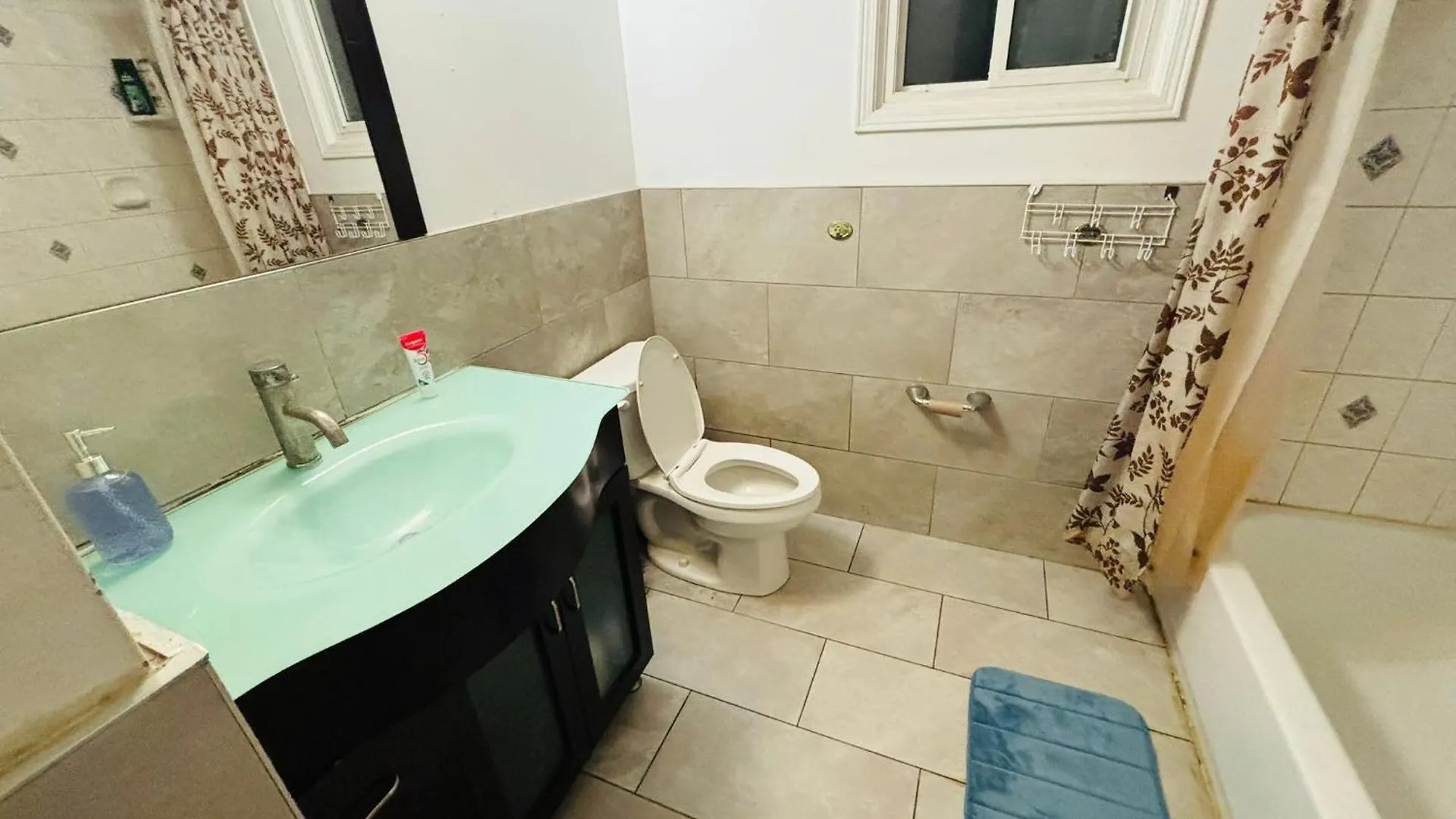 M-1 Walking Distance To Square One Mall With Attached Washroom- For 6 People Mississauga 0*,